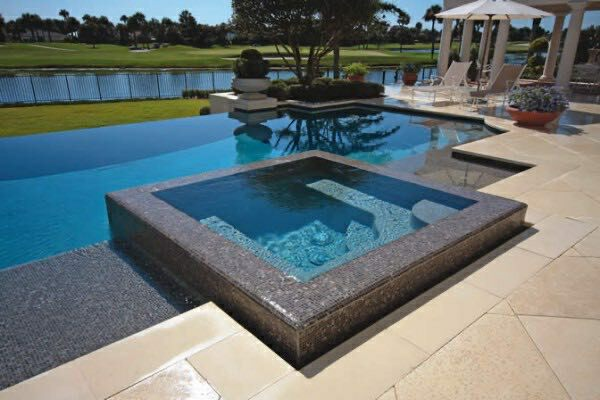Spa con desborde infinito y vista al lago