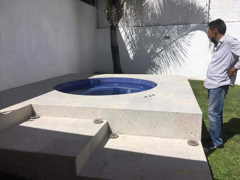 Jacuzzi elevado con escalonado de cantera