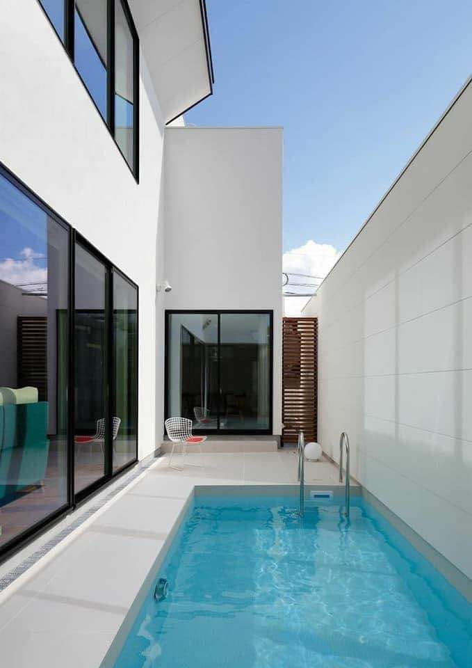 Alberca minimalista en patio interior
