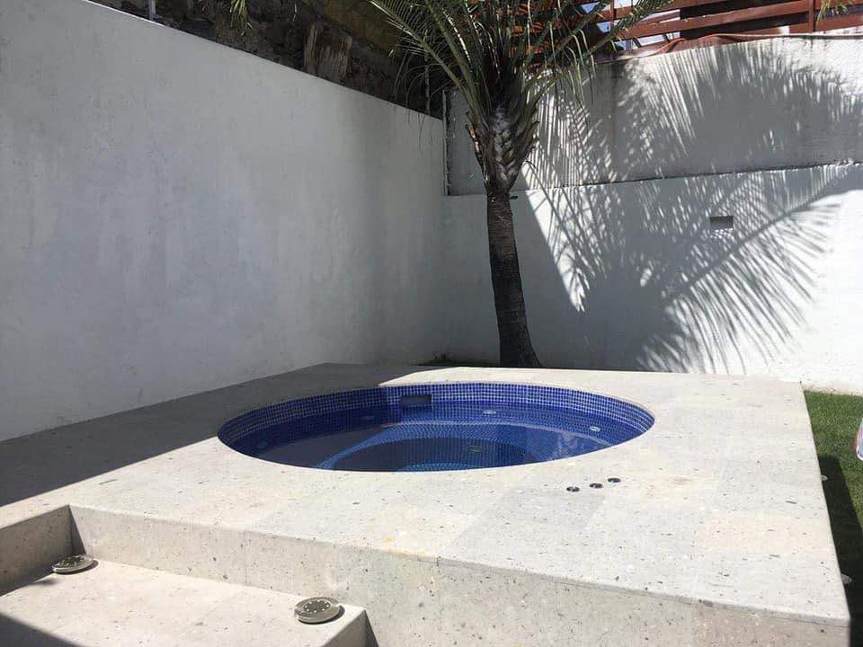 Jacuzzi circular con acabado mosaico azul