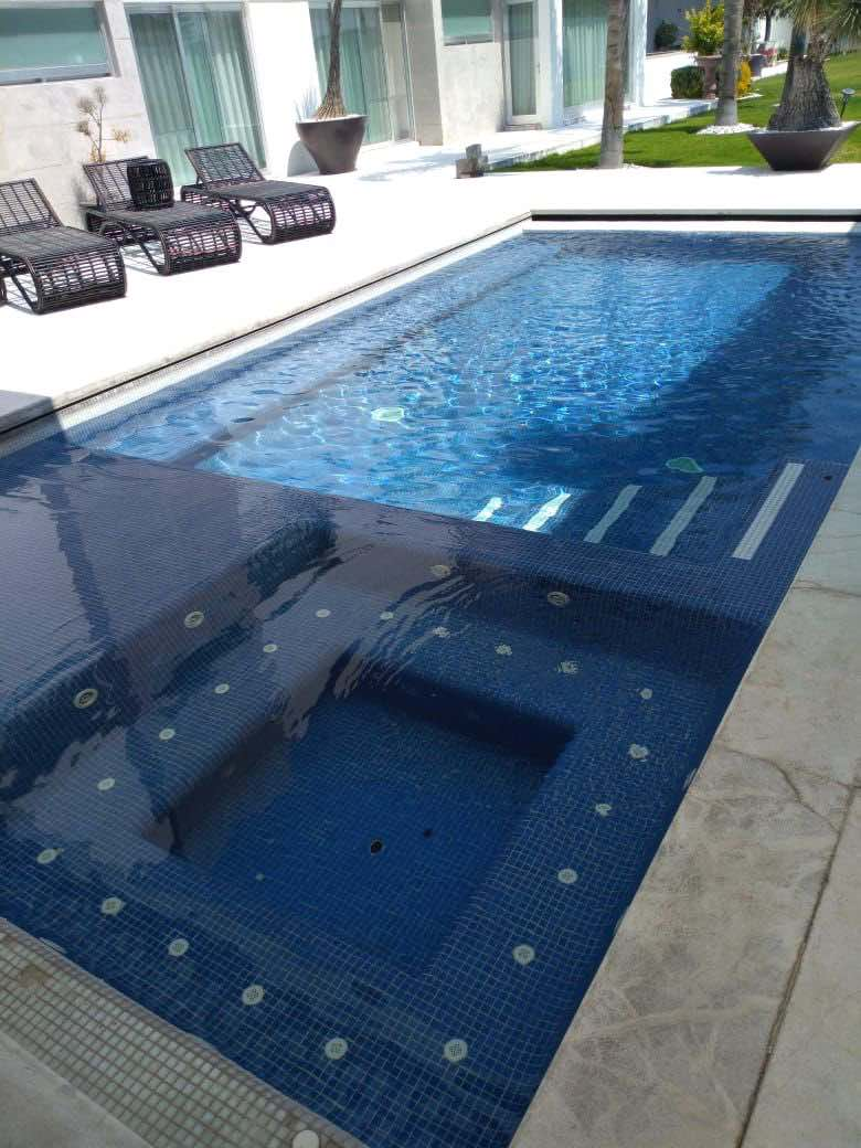 Alberca residencial con jacuzzi integrado